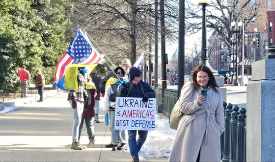 14일(현지시간) 피트 헤그세스 미국 국방부 장관 지명자 인준 청문회가 열린 워싱턴 DC 덕슨 연방상원 건물 앞에서 미국과 우크라이나 국기를 든 일행 5명이 모여 우크라이나에 대한 지속적 지원을 요구하는 시위를 벌이고 있다. 워싱턴=김형구 특파원