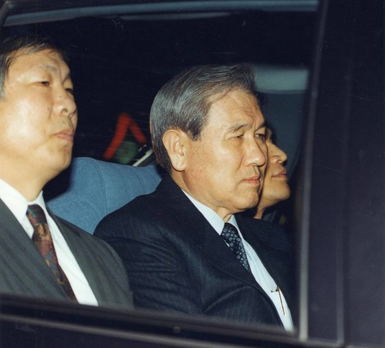 1995년 11월 16일 저녁 대검청사를 나서 구치소행 승용차에 탄 노태우 전 대통령. 중앙포토