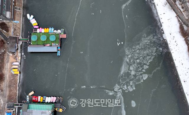 ▲ 추위에 언 공지천의 모습. 강원도민일보 자료사진