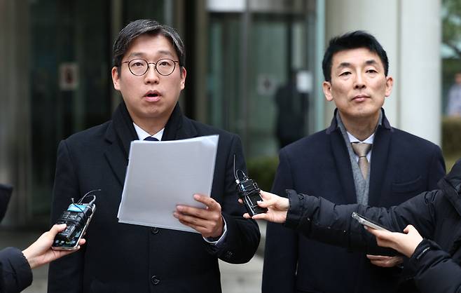 김용현 전 국방부 장관 변호인단인 유승수 변호사(왼쪽)와 이하상 변호사가 16일 오전 서울 서초구 서울중앙지법에서 열린 김 전 장관의 내란 혐의 사건 첫 공판준비기일을 마친 뒤 김 전 장관의 입장문을 발표하고 있다. 연합뉴스