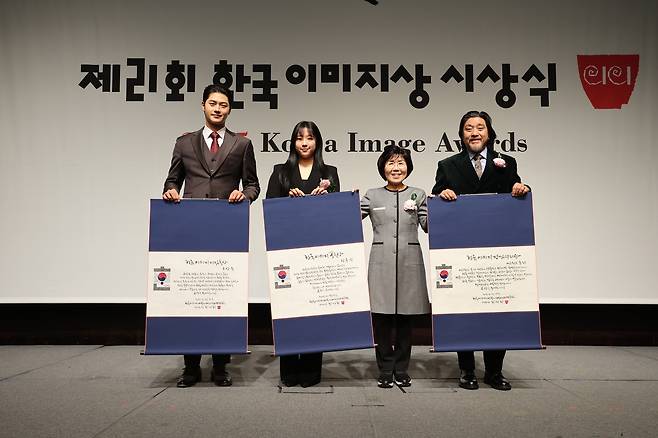 From left: Olympic fencer Oh Sang-uk, table tennis player Shin Yu-bin, Corea Image Communication Institute President Choi Jung-wha and chef Edward Lee post for a photo at the Korea Image Awards ceremony held at InterContinental Seoul Parnas on Wednesday. (CICI)