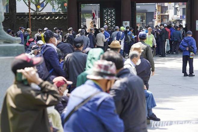 우리나라가 최근 전체 인구에서 65세 이상 인구 비중이 20%를 넘는 초고령사회에 진입하자, 노인 연령 상향 논의가 불붙고 있다. 쿠키뉴스 자료사진