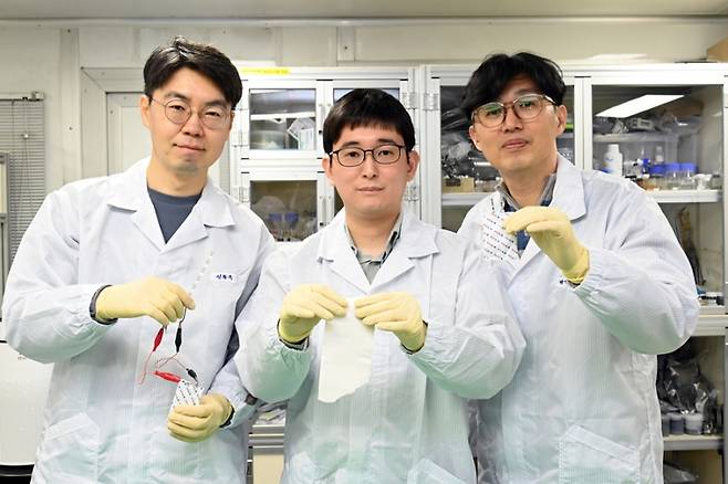 (왼쪽부터)신동옥 박사, 윤석윤 UST석박사통합과정, 박영삼 박사. ETRI