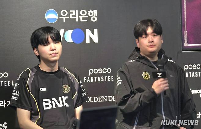 유상욱(오른쪽) BNK 피어엑스 감독이 16일 서울 종로구 롤파크 LCK 아레나에서 열린 ‘2025 LCK컵’ KT 롤스터와 경기 후 기자회견에 임하고 있다. 김영건 기자