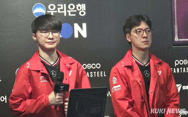‘페이커’ 이상혁과 김정균 감독이 16일 서울 종로구 롤파크 LCK 아레나에서 열린 ‘2025 LCK컵’ 디플러스 기아와 경기를 마친 후 기자회견에 임하고 있다. 김영건 기자