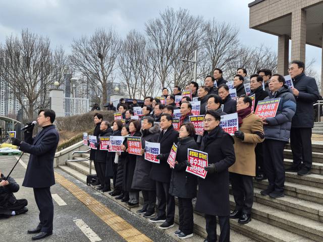 16일 오후 국민의힘 의원들이 과천청사를 항의 방문, 수사를 진행하는 공수처를 규탄하고 있다. 김한울기자