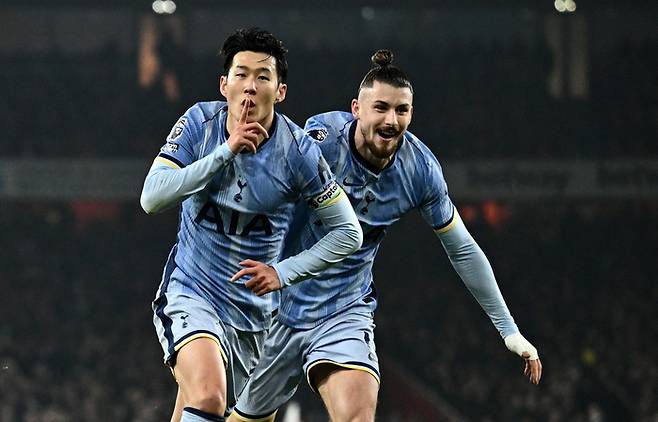 토트넘의 손흥민(왼쪽)이 16일 열린 아스널과 프리미어리그 원정 경기에서 전반 25분 선제골을 터트린 뒤 세리머니를 펼치고 있다. 로이터연합뉴스