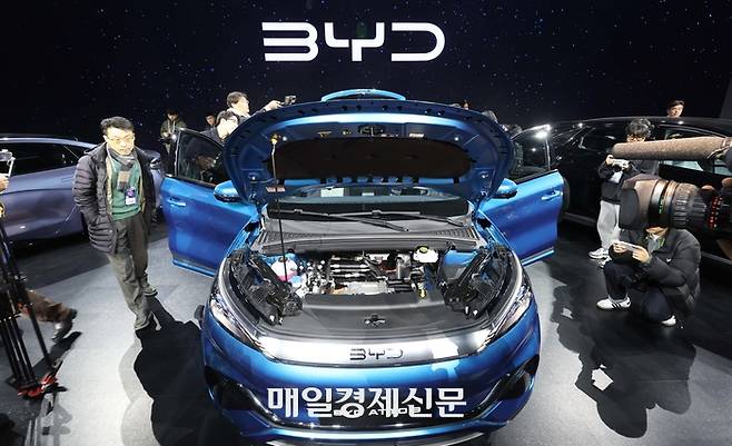 중국 전기차 BYD(비아디) 승용 브랜드 국내 공식 출범을 알리는 미디어 쇼케이스가 16일 인천 중구 상상플랫폼에서 열린 가운데 참석자들이  중형 전기 세단 씰(SEAL, 왼쪽부터), 소형 전기 SUV 아토3(ATTO3), 중형 전기SUV 씨라이언7(SEALION7)을 살펴보고 있다. 2025.1.16 [한주형 기자]
