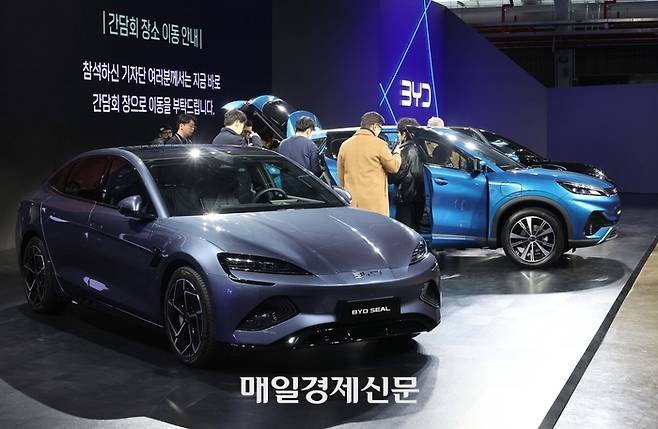 중국 전기차 BYD(비아디) 승용 브랜드 국내 공식 출범을 알리는 미디어 쇼케이스가 16일 인천 중구 상상플랫폼에서 열린 가운데 참석자들이  중형 전기 세단 씰(SEAL, 왼쪽부터), 소형 전기 SUV 아토3(ATTO3), 중형 전기SUV 씨라이언7(SEALION7)을 살펴보고 있다. 2025.1.16 [한주형 기자]