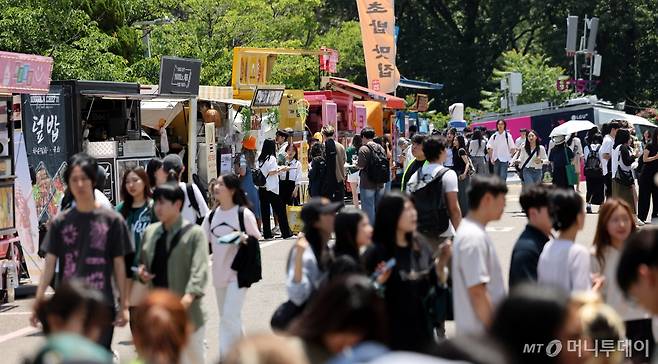 (서울=뉴스1) 박지혜 기자 = 축제가 시작된 29일 서울 종로구 성균관대학교에 설치된 푸드트럭 앞으로 학생들이 이동하고 있다. 2024.5.29/뉴스1  Copyright (C) 뉴스1. All rights reserved. 무단 전재 및 재배포,  AI학습 이용 금지. /사진=(서울=뉴스1) 박지혜 기자