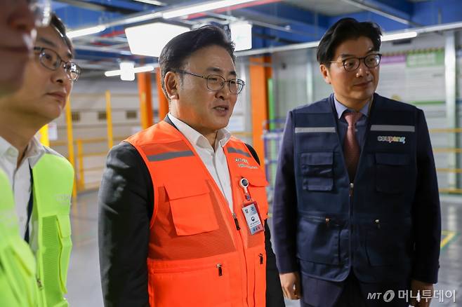유상임 과학기술정보통신부 장관이 15일 오후 경기도 화성시 쿠팡 동탄 물류센터를 방문, AI, 로봇 등 최첨단 ICT 기술이 접목된 물류 인프라를 둘러보고 있다. /사진=뉴스1 (과학기술정보통신부 제공