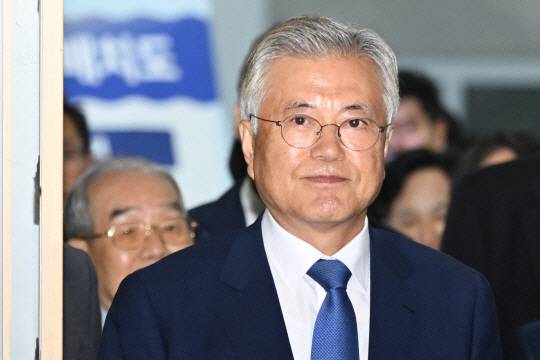 문재인 전 대통령이 지난해 9월 19일 광주 서구 김대중컨벤션센터에서 열린 9·19 평양공동선언 6주년 광주 평화회의 행사에 참석하고 있다. 뉴시스