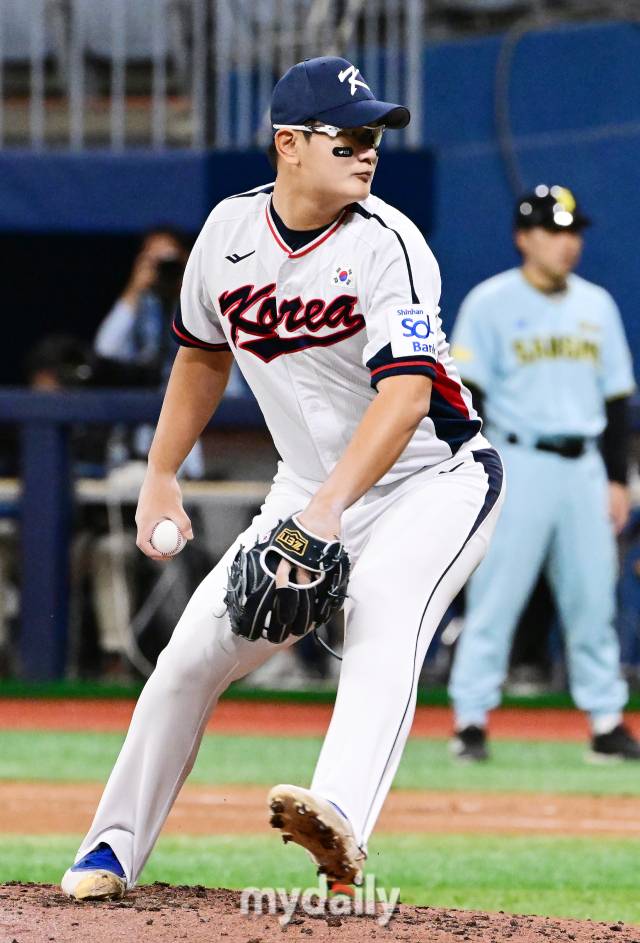 대한민국 야구대표팀 김서현이 2024년 11월 6일 오후 서울 고척스카이돔에서 진행된 상무와의 연습 경기에서 역투를 하고 있다./마이데일리
