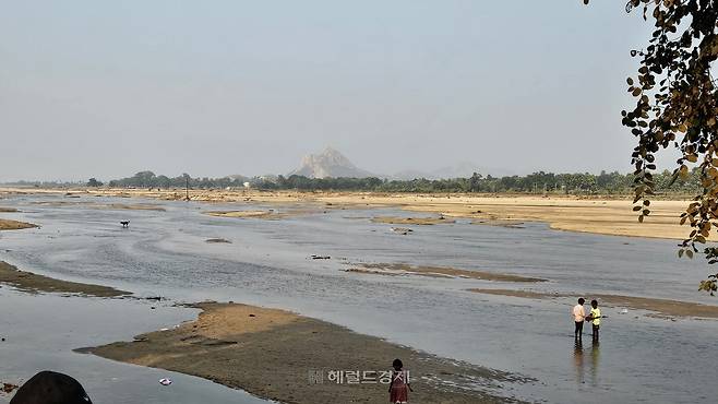 네란자라강 모습. 전정각산은 강에서 멀리 나지막하게 보인다.