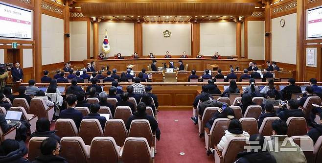 [서울=뉴시스] 김금보 기자 = 16일 서울 종로구 헌법재판소 대심판정에서 윤석열 대통령 탄핵심판 2차 변론기일이 열리고 있다. (공동취재) 2025.01.16. photo@newsis.com