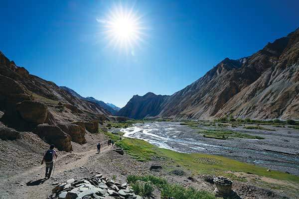 스큐에서 사라로 가는 길. 바로 눈앞에 해가 작열하고 옆에는 빙하 녹은 물이 흐른다.