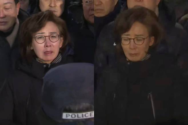 고위공직자범죄수사처(공수처)와 경찰이 윤석열 대통령에 대한 2차 체포영장 집행에 나선 15일 새벽 서울 용산구 한남동 대통령 관저 입구에서 국민의힘 나경원 의원이 울먹이며 발언하고 있다. JTBC·채널A 보도화면 캡처