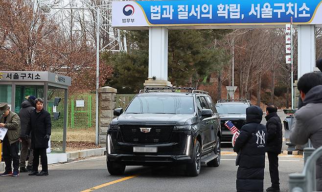 윤석열 대통령이 내란 우두머리 혐의로 고위공직자범죄수사처에 체포된 지 이틀째인 16일 경기도 의왕시 서울구치소에서 경호차량이 나가고 있다. 연합뉴스