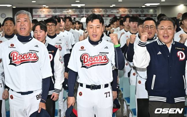 이승엽(가운데) 두산 베어스 감독.