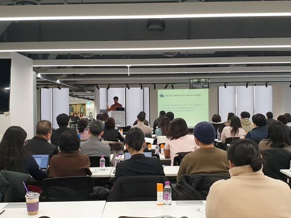 지난 7일 열린 현금영수증 관련 강의에는 여행업계 종사자 100여명이 모이며 다양한 질문이 쏟아졌다 / 손고은 기자&nbsp;