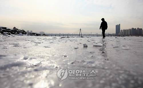 동장군 맹위 한강 상류는 완전결빙 (서울=연합뉴스) 황광모 기자= 동장군이 맹위를 떨치고 있는 14일 오후 서울 천호대교 밑 완전히 얼어붙은 한강 위를 시민이 걷고 있다. 2010.1.14
    hkmpooh@yna.co.kr