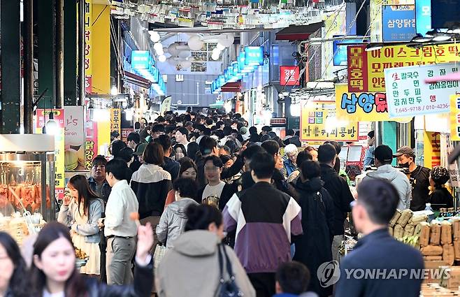 발 디딜 틈 없는 강릉 전통시장 [연합뉴스 자료사진]