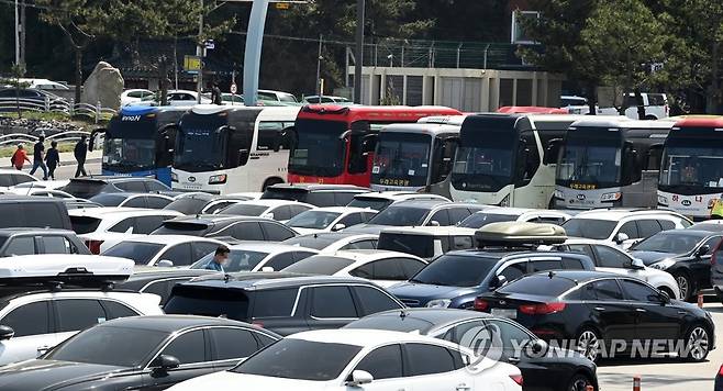 차들로 꽉 찬 강릉항 주차장 [연합뉴스 자료사진]