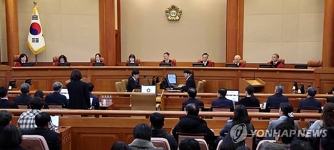 심판정에 앉은 헌법재판관들 (서울=연합뉴스) 이정훈 기자 = 윤석열 대통령 탄핵 심판의 두번째 변론기일인 16일 오후 서울 종로구 헌법재판소에 정계선(왼쪽부터), 김복형, 정정미, 이미선, 문형배, 김형두, 정형식, 조한창 헌재 재판관들이 심판정에 앉아 있다. 2025.1.16 [공동취재] uwg806@yna.co.kr