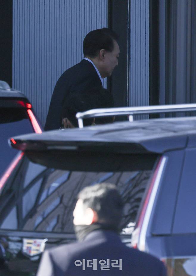 [이데일리 이영훈 기자] 고위공직자범죄수사처(공수처)와 경찰로 구성된 공조수사본부에 의해 내란 우두머리(수괴) 혐의에 대한 체포영장이 집행된 윤석열 대통령.