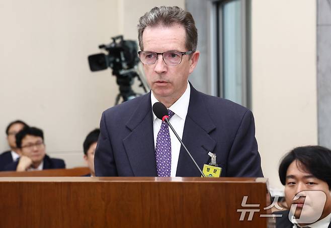 피터 알덴우드 애플코리아 대표가 28일 오후 서울 여의도 국회 기획재정위원회에서 열린 기획재정부 등에 대한 종합 국정감사에서 의원 질의에 답변하고 있다. 2024.10.28/뉴스1 ⓒ News1 김민지 기자