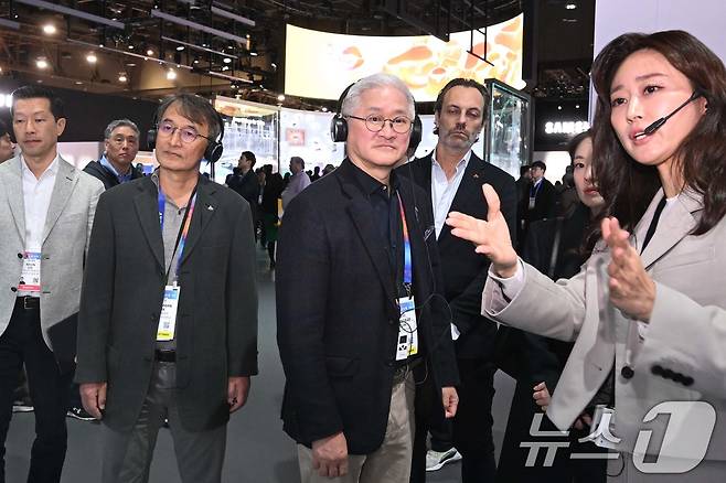 서경배 아모레퍼시픽그룹 회장이 세계 최대 가전·정보기술(IT) 전시회 CES 2025 개막일인 7일(현지시간) 미국 네바다주 라스베이거스 컨벤션센터(LVCC)에서 삼성전자 부스를 둘러보고 있다. (공동취재) 2025.1.8/뉴스1 ⓒ News1 신웅수 기자