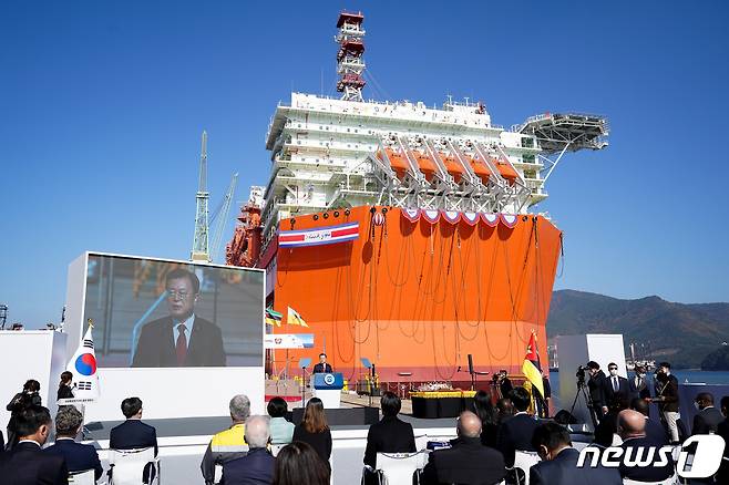 한-모잠비크 부유식 해양 LNG 액화 플랜트(FLNG)선  2021.11.15/뉴스1 ⓒ News1 유승관 기자