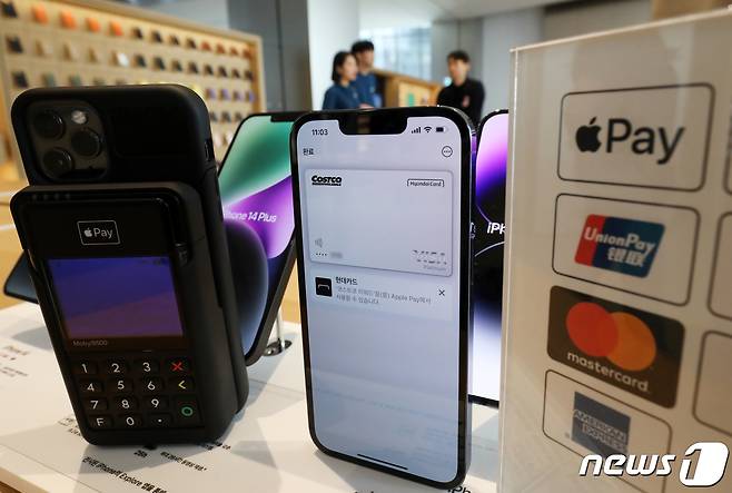 애플의 근거리무선통신(NFC) 결제 서비스 '애플페이'가 국내 서비스를 시작한 21일 서울 한 애플 스토어에 안내문이 놓여 있다. 애플은 아이폰, 애플워치, 아이패드, 맥 등을 통해 한국에서도 이날부터 애플페이를 이용할 수 있다고 발표했다. 애플페이는 국내 오프라인 가맹점, 앱 및 온라인에서 사용 가능하다. 2023.3.21/뉴스1 ⓒ News1 송원영 기자