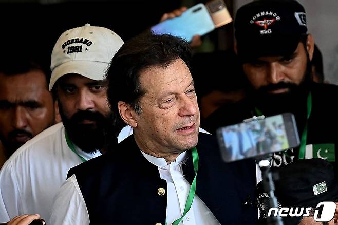 임란 칸 파키스탄 전 총리가 지난달 26일 이슬라마드 법원에서 발언을 하고 있다. ⓒ AFP=뉴스1 ⓒ News1 이유진 기자