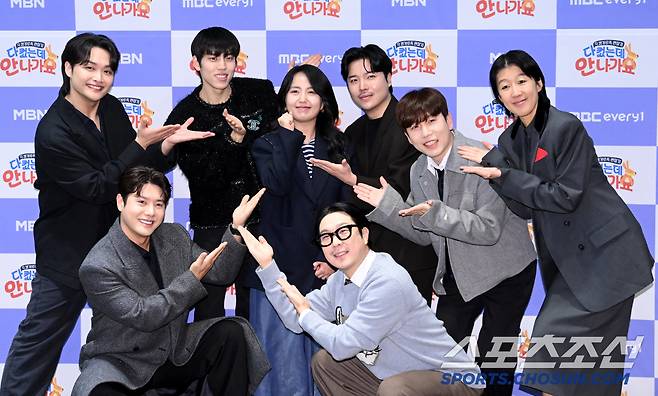 17일 서울 상암동 스탠포드 호텔에서 열린 MBC에브리원·MBN '다 컸는데 안 나가요'의 제작발표회, 왼쪽부터 황성재, 장동우, 전민경 PD, 지조, 남창희, 홍진경, 하하, 신정윤이 포토타임을 갖고 있다. 허상욱 기자 wook@sportschosun.com/2025.01.17/