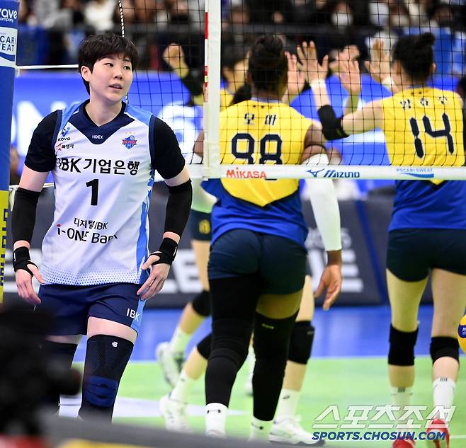 17일 수원실내체육관에서 열린 V리그 여자부 현대건설과 IBK기업은행의 경기, IBK기업은행 이소영이 현대건설 양효진-모마에 블로킹을 당한 후 아쉬워하고 있다. 수원-허상욱 기자 wook@sportschosun.com/2025.01.17/