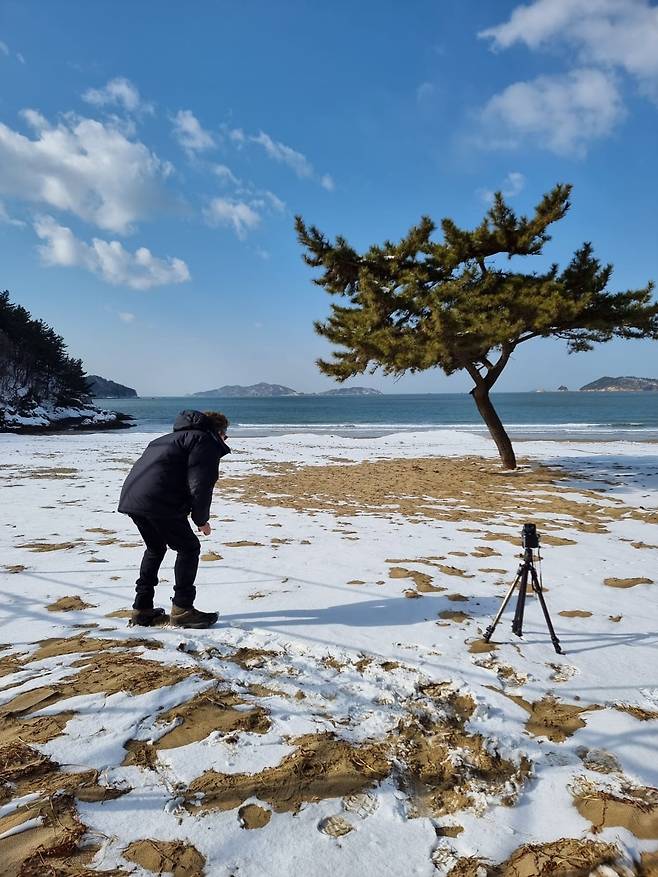 충남 태안 갈음이해수욕장에서 촬영중인 마이클 케나 Photo by Nam Jong Hyun
