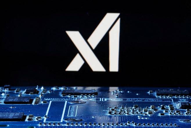 컴퓨터 마더보드(motherboard)와 xAI CI. / 로이터 연합뉴스