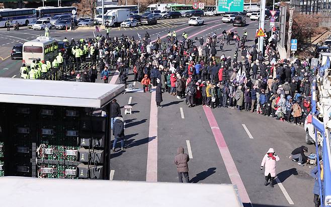 고위공직자범죄수사처(공수처)와 경찰이 윤석열 대통령에 대한 체포영장을 집행한 15일 서울 용산구 한남동 대통령 관저 인근에서 열린 체포 반대 집회 참가자들이 해산하고 있다. /연합뉴스
