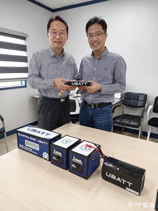 이창규 유뱃 대표이사(오른쪽)와 이상영 부사장이 대전 유성구 본사에서 이차전지 핵심 소재인 양극재 생산 공정 중 양극 활성물질을 균일하게 코팅하는 균일 후막 전극(TEP) 기술을 활용해 만든 초고밀도 배터리를 들어보이며 설명하고  있다. 작년 3월 방문 때 촬영했다. 대전=허진석 기자 jameshur@donga.com