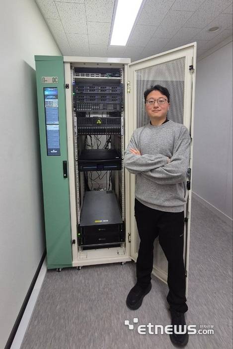 파일코인 노드와 에이셔 서버가 설치된 나노디핀센터 앞의 정호석 디핀프로바이더.