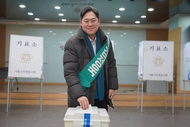 17일 제53대 대한변호사협회장 사전투표가 진행 중인 서울변호사회관 앞에서 기호 1번 김정욱 후보가 투표를 하고 있다 /사진=김정욱 캠프