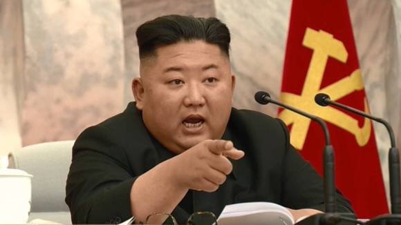 지난 2020년 김정은 북한 위원장이 손가락을 들어 간부들이 앉아있는 쪽을 가리키고 있다. [사진=연합뉴스]