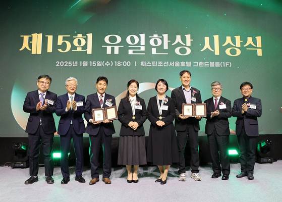 올해 유일한상 시상 관계자 및 수상자들. 왼쪽부터 김우주 고려대 감염내과 교수, 조욱제 유한양행 사장, 김석태·엄계숙 부부, 윤정희·김상훈 부부, 김중수 유한재단 이사장, 이광명 유한학원 이사. [사진 유한양행]