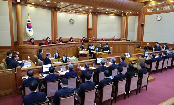 윤석열 대통령 탄핵 심판의 두번째 변론기일인 16일 오후 서울 종로구 헌법재판소 대심판정에 문형배 헌법재판소장 권한대행 등 헌법재판관들이 착석해 있다. 뉴시스