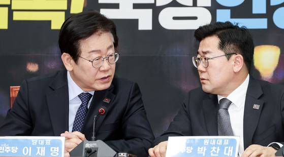 이재명 더불어민주당 대표가 국회에서 열린 최고위원회의에 참석해 박찬대 원내대표와 대화하고 있다. 김성룡 기자.