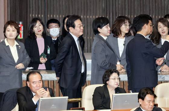 이재명 대표(왼쪽) 등 더불어민주당 의원들이 투표 순서를 기다리고 있다. 김성룡 기자