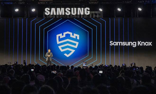 한종희 삼성전자 대표이사 부회장이 지난 6일(현지시간) 미국 라스베이거스에서 진행된 ‘CES 2025 삼성 프레스 콘퍼런스’ 행사를 통해 ‘삼성 녹스’ 기술을 발표하고 있다. 삼성전자 제공