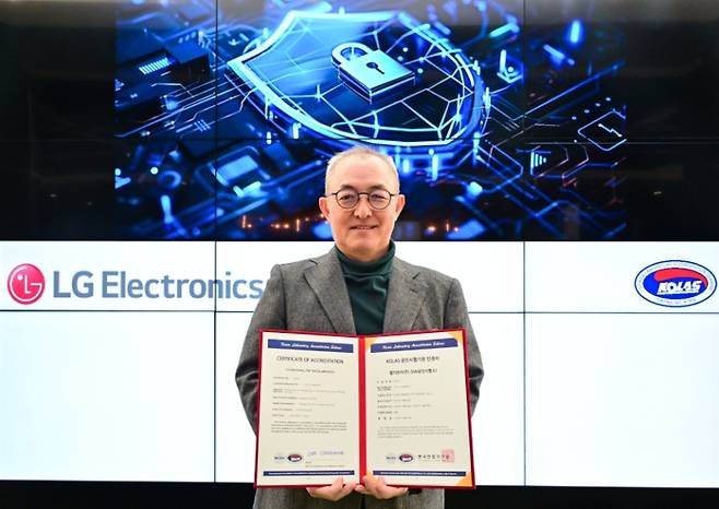 박인성 LG전자 CTO부문 SW센터장이 지난 12월 12일 IoT 분야 사이버보안 공인시험 자격 인정서를 들고 있다. LG전자 제공