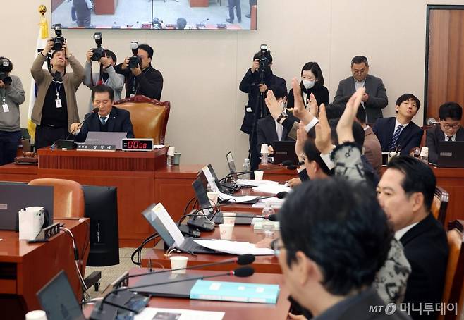 국민의힘 유상범 법사위 간사 등 의원들이 13일 서울 여의도 국회에서 윤석열 정부의 내란-외환 행위의 진상규명을 위한 특별검사 임명 등에 관한 법률안을 안건으로 열린 제420회 국회(임시회) 법제사법위원회 제4차 전체회의에서 토론 종결에 대해 반대 거수 표결을 하고 있다. 2025.01.13. /사진=뉴시스 /사진=고승민